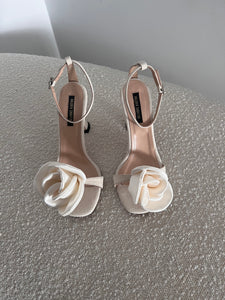 “Mina Bloom” sandale cu detaliu floare