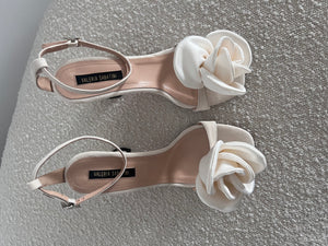 “Mina Bloom” sandale cu detaliu floare
