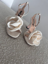 Load image into Gallery viewer, “Mina Bloom” sandale cu detaliu floare
