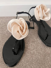 Load image into Gallery viewer, AREEA &quot;Sandale elegante cu detaliu floare din matase&quot;
