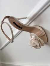 Load image into Gallery viewer, HILDA &quot;Sandale elegante cu detaliu floare matase&quot;
