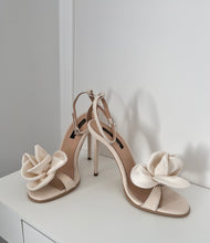 Load image into Gallery viewer, HILDA &quot;Sandale elegante cu detaliu floare matase&quot;
